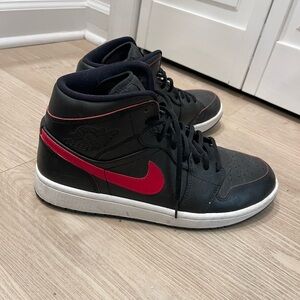 AIR JORDAN 1 RETRO MID 'BLACK TEAM RED'